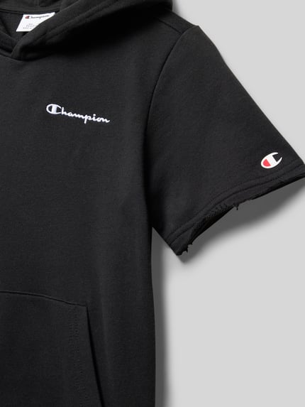 Mädchen trägt Regular Fit T-Shirt mit Kapuze von CHAMPION, schwarzer Baumwoll-Mix, Logo-Stitching, Nahaufnahme Oberkörper