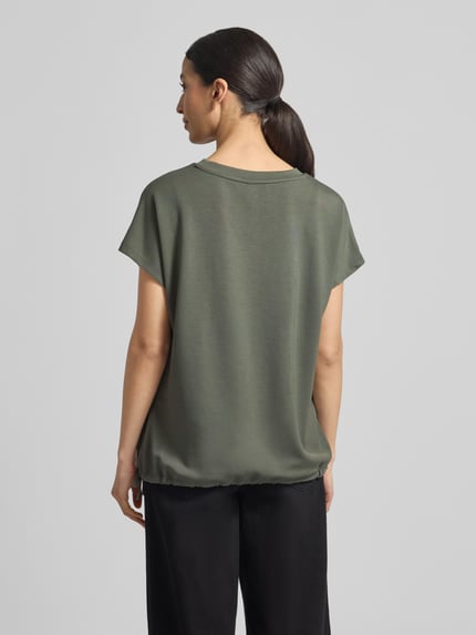 Vrouwenmodel draagt T-Shirt met Rundhalsausschnitt van Soyaconcept, regular fit, modal-mix, kapmouwen, tunnelkoord, groen, geheellichaamsbeeld achteraan.