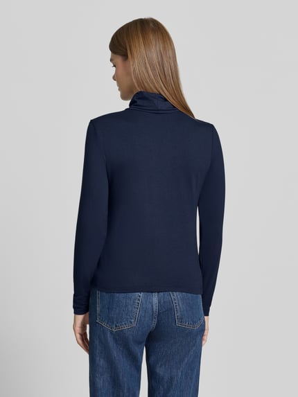 Frauenmodel trägt Slim Fit Longsleeve aus elastischem Viskose-Mix Modell 'Liana' von FREE/QUENT in Dunkelblau, Ganzkörperansicht Rückansicht. Damen Longsleeve, elastischer Stoff, Rollkragen, Rückenlänge bei Größe S: 53 cm.