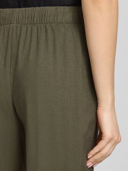Frauenmodel trägt Weite Hose aus Viskose-Leinen-Mix Modell 'GOA' von Only, Optik: Unifarben, Detailaufnahme Nahaufnahme Hüfte.