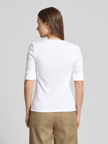 Frauenmodel trägt Slim Fit T-Shirt aus Baumwoll-Mix Modell 'JUDY' von Lauren Ralph Lauren in Weiß, unifarben, Ganzkörperansicht Rückansicht.