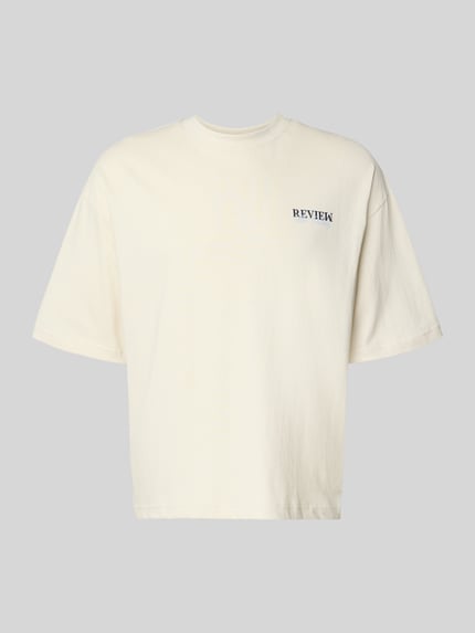 Produktfoto, T-shirt met labeldetail van REVIEW in offwhite, puur katoen, los model, ronde hals, 1/2-mouwen, ruglengte maat M 66 cm