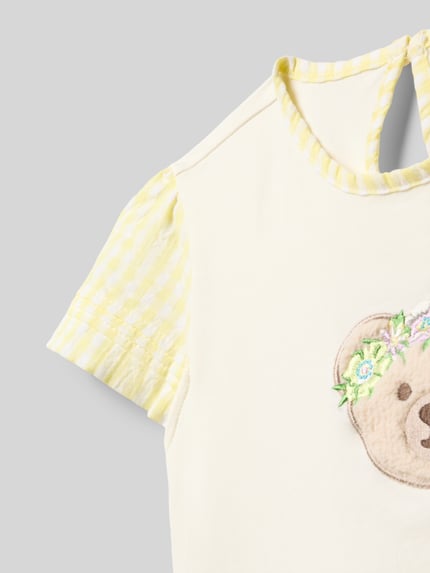 Produktfoto, T-Shirt mit rückseitigem Schlüsselloch-Ausschnitt von Steiff aus gelbem Baumwoll-Mix, Rundhalsausschnitt, Motiv-Patch, Strukturmix