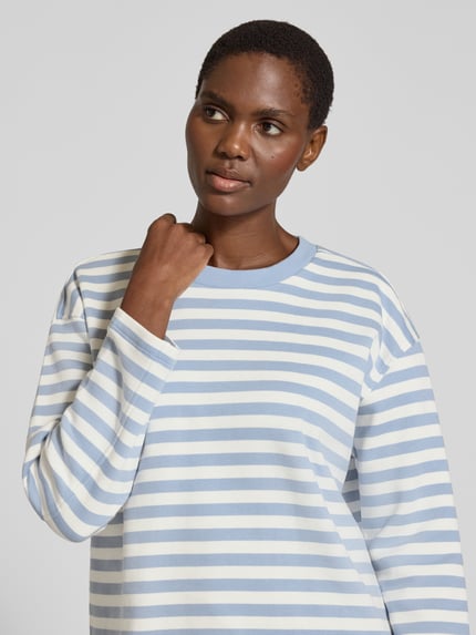 Vrouwenmodel draagt Regular Fit Sweatshirt mit abgerundetem Saum van TOM TAILOR DENIM, gestreept, ronde hals, lange mouw, afgeronde zoom, close-up bovenlichaam.