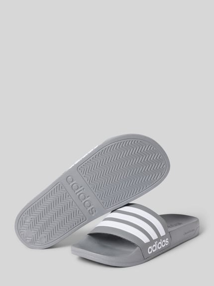 adidas Sportswear Klapki z napisem z logo Średnioszary 4