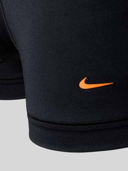 Produktfoto, schwarze Trunk im 3er-Pack Modell 'ESSENTIAL MICRO' von Nike mit orangefarbenem Logo, glatte Textur, Herren Pant & Trunk