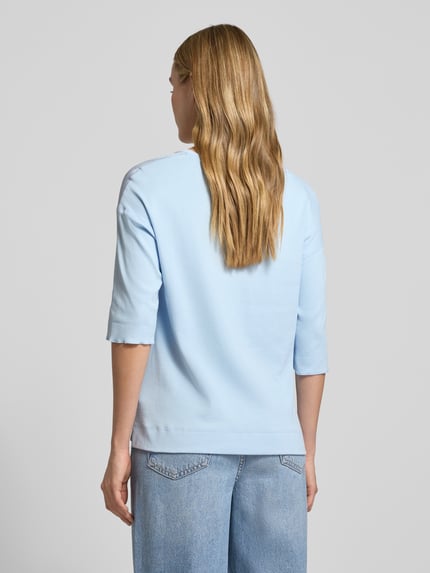 Frauenmodel trägt T-shirt mit V-Ausschnitt und 3/4-Arm von Marc Cain, mieszanka bawełny i elastanu, krój regular fit, długość tyłu 58 cm, kolor jasnoniebieski, gładka tekstura, Ganzkörperansicht Rückansicht.