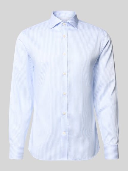 Produktfoto, Slim Fit Freizeithemd mit Kentkragen Modell 'Adley' von Tiger Of Sweden aus Reine Baumwolle, Langärmelig, durchgehende Knopfleiste, feine blaue Streifen auf Weiß, glatte Textur