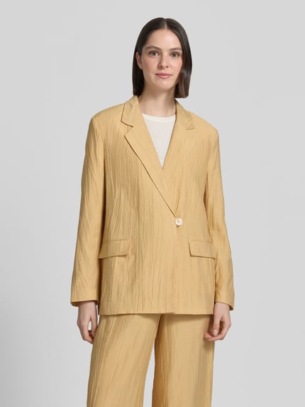 Frauenmodel trägt Straight Fit Blazer aus Viskose-Mix mit Strukturmuster von Jake*s Collection, gelb, Reverskragen, Pattentaschen, Knopfverschluss, Leinen-Viskose-Anteil, Ganzkörperansicht von vorne.