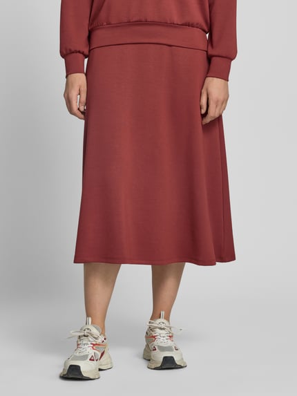 Vrouwenmodel draagt Ausgestellter Midi-Rock aus Modal-Mix model 'BANU' van Soyaconcept in rood, Dames midi-rok, textuur glad, Ganzkörperaanzicht van voren
