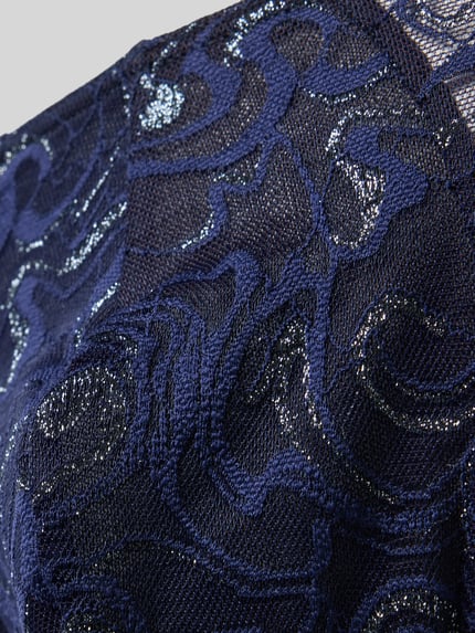 Produktfoto, dunkelblauer String aus Spitze mit Label-Detail von HOM, elastischer Bund, feine Netzstruktur, florale Muster, Stretch-Material