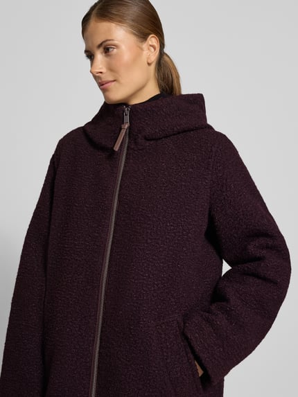 Frauenmodel trägt Relaxed Fit in Teddy-Optik mit Kapuze von Beaumont Amsterdam in Dunkellila, strukturierte Oberfläche, Nahaufnahme Oberkörper. Damen Mantel mit Zweiwege-Reißverschluss, Eingrifftaschen, Maße für Größe 36: Rückenlänge 86 cm, Schulterbreite 41 cm, Brustweite 61 cm, Ärmellänge 63 cm.