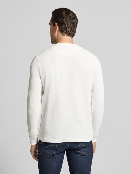 Männermodel trägt Regular Fit Langarmshirt aus Baumwoll-Mix Modell 'SERAFINO' von Lacoste, Optik: Unifarben, Ganzkörperansicht Rückansicht.
