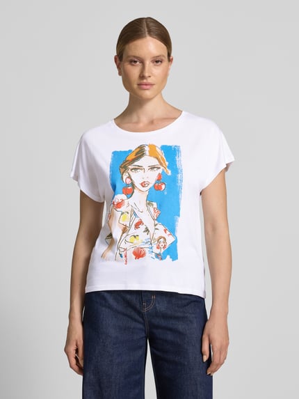 Frauenmodel trägt Relaxed Fit T-Shirt mit Motiv-Print von Oui, weiß, Baumwoll-Modal-Mix, Rundhalsausschnitt, Ganzkörperansicht von vorne.