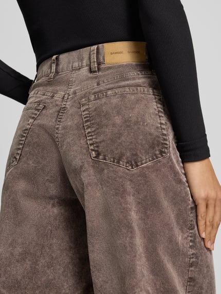 Vrouwenmodel draagt Culotte aus Cord Modell 'HARPER' van Samsøe Samsøe, bruine ribstof, brede pijp, 100% katoen, detailopname rugzijde