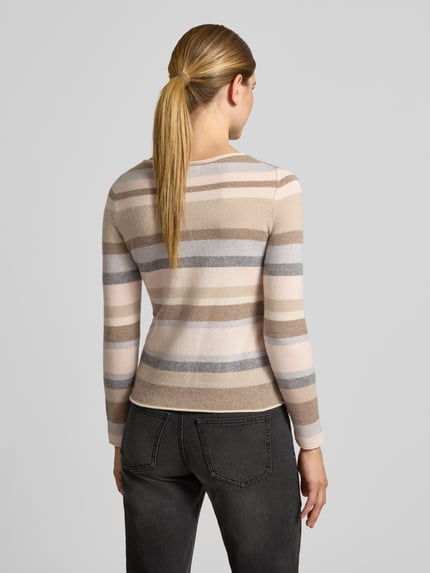 Frauenmodel trägt Regular Fit Longsleeve aus reinem Kaschmir von Christian Berg Woman in Strick-Optik mit beigen, grauen und weißen Streifen, Rückenansicht, Ganzkörperansicht Rückansicht.