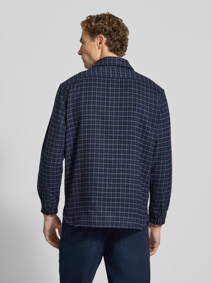 Männermodel trägt Regular Fit Overshirt mit Karo-Muster von Christian Berg Men in Dunkelblau, Baumwollstruktur, Ganzkörperansicht Rückansicht.