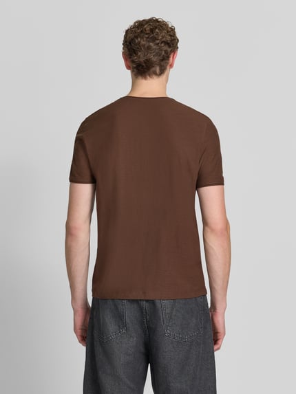 MCNEAL t-shirt z dekoltem w serek i zrolowanym brzegiem Błotnisty 5
