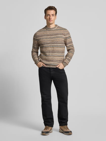 Mannelijk model draagt Regular Fit Strickpullover mit Woll-Anteil van MCNEAL in bruine en beige tinten, geribbelde boorden, ronde hals, materiaal-mix, regular fit, lengte rug 70 cm, mouwlengte 70 cm, full body frontale opname.