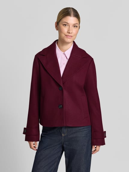 Frauenmodel trägt Jacke mit Ärmelriegeln Modell 'SOLO' von VILA in Dunkelrot mit Reverskragen und Knopfverschluss, Ganzkörperansicht von vorne, Regular Fit, sichtbare Eingrifftaschen, glatte Woll-Optik.