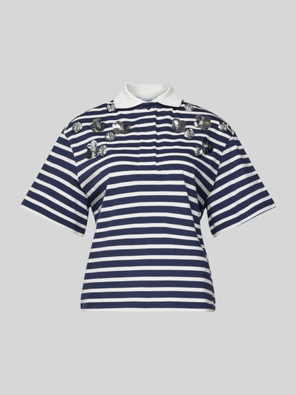 Produktfoto, T-Shirt mit Polokragen von Rich & Royal in Weiß und Dunkelblau mit Streifen, Zierbesatz, reine Baumwolle, Regular Fit, kurze verdeckte Knopfleiste