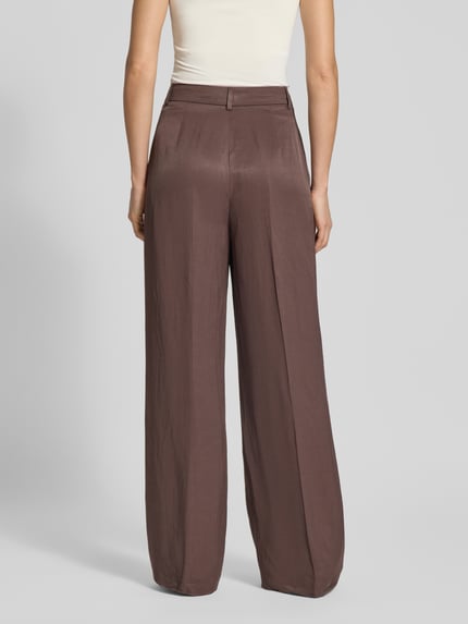 Vrouwenmodel draagt Straight Fit Stoffhose mit Bügelfalten van Jake*s Cocktail in bruin met persvouwen, steekzakken, haak- en ritssluiting, detailopname rugaanzicht.