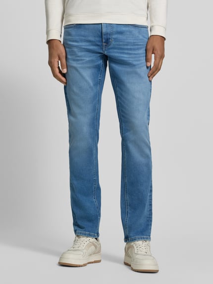Männermodel trägt Regular Fit Jeans mit Used Waschung von MUSTANG in mittlerem Blau, Denim-Struktur, Slim Fit, 5-Pocket-Design, Ganzkörperansicht von vorne.