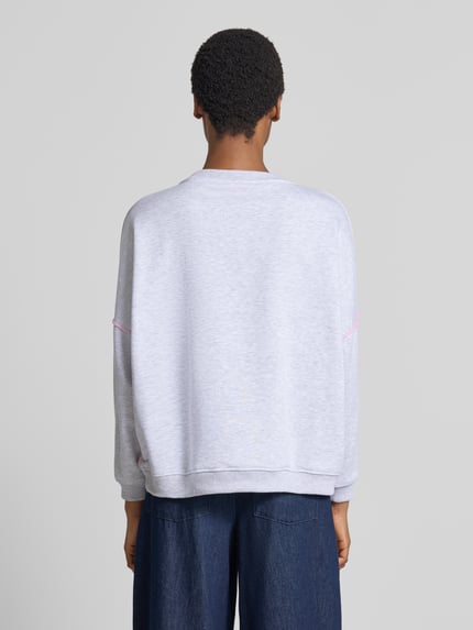 Frauenmodel trägt Oversized Sweatshirt aus reiner Baumwolle Modell 'Love' von miss goodlife mit Rundhalsausschnitt, Rückansicht.