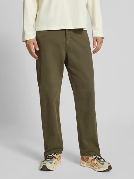 Mannenmodel draagt Straight Fit jeans uit puur katoen Model 'ALEX ORIGINAL' van JACK & JONES in olijfgroen, 5-pocketmodel, knoop- en ritssluiting, Heren jeans, Bandwijdte maat 32/32: 43 cm, Binnenbeenlengte maat 32/32: 73 cm, volledige lichaamsaanzicht van voren.