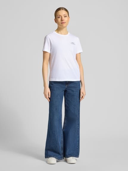 Frauenmodel trägt T-Shirt mit Label-Print und Rundhalsausschnitt von Gant aus Reine Baumwolle im Regular-Fit, Damen T-Shirt, Rückenlänge bei Größe S 57 cm, Ganzkörperansicht von vorne.