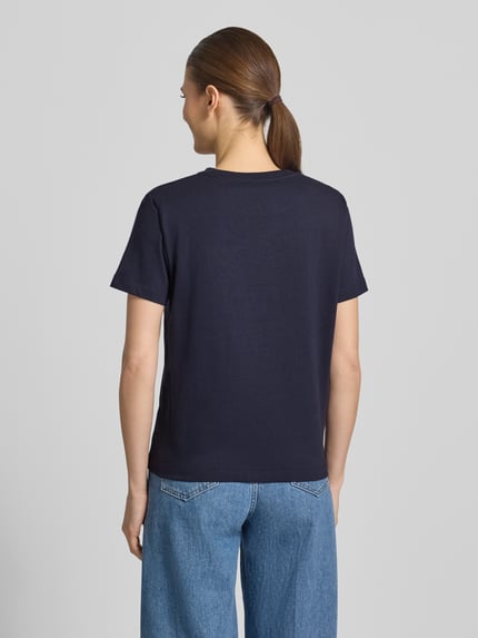 Frauenmodel trägt T-Shirt mit Rundhalsausschnitt und Logo von Gant, reine Baumwolle, Regular Fit, in Dunkelblau, Ganzkörperansicht Rückansicht.