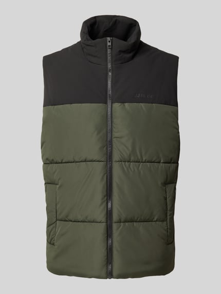 Produktfoto, Weste mit Stehkragen Modell 'RAZE' von JACK & JONES, krój regular fit, zieleń i czerń, zamek błyskawiczny, kieszenie, szerokość w rozmiarze M 58 cm, długość tyłu 68 cm, szerokość ramion 41 cm, faktura pikowana