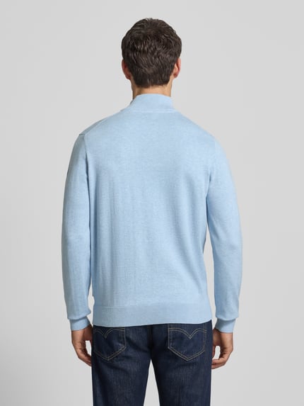 Männermodel trägt Strickpullover mit Stehkragen von bugatti aus reiner Baumwolle in Hellblau, Regular-Fit, gerippte Abschlüsse, Rückenansicht, Ganzkörperansicht Rückansicht.