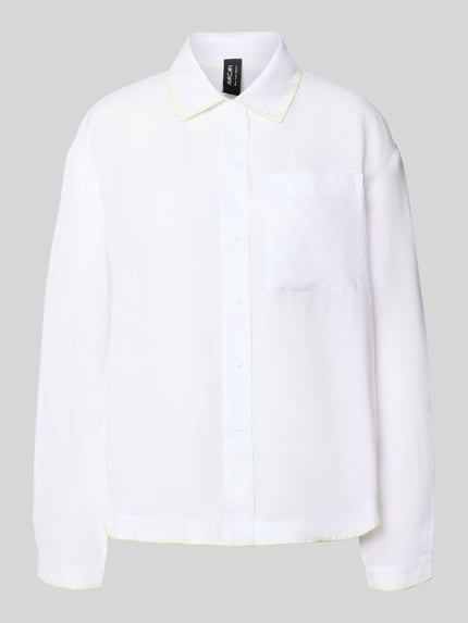 Produktfoto, Bluse aus Ramie mit Brusttasche von Marc Cain, reine Ramie, Loose-Fit, Hemdblusenkragen, Knopfleiste, Kontrastkante, weiße Farbe, glatte Textur, Rückenlänge 62 cm, Ärmellänge 57 cm, Damen