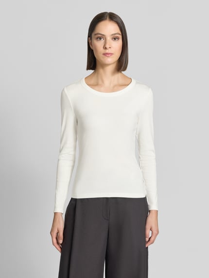 Frauenmodel trägt Regular Fit Langarmshirt aus Baumwoll-Mix von Oui in Creme mit Rundhalsausschnitt, Label-Stickerei, Ganzkörperansicht von vorne. Rückenlänge bei Größe 36: 56 cm, Modal-Anteil, elastisches Material, dezente Struktur.