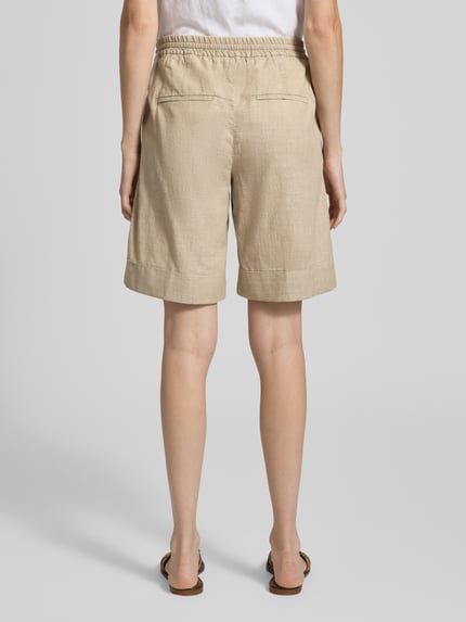 Vrouwenmodel draagt bermudas met elastische band en trekkoord model 'Lia Urban' van Angels, puur katoen, loose fit, strookzakken, ganzkörperansicht rückansicht