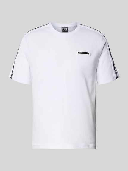 Produktfoto, weißes Regular Fit T-Shirt mit Logo-Patch von EA7 Emporio Armani, reine Baumwolle, Rundhalsausschnitt, kurze Ärmel, Rückenlänge 52 cm bei Größe M