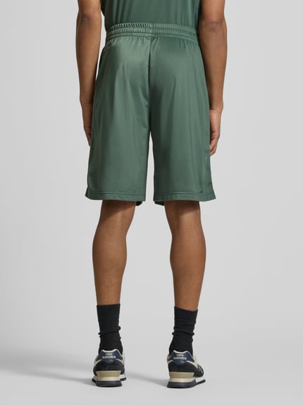 Männermodel trägt Shorts mit Logo und Steekzakken von EA7 Emporio Armani, relaxed fit, elastische band, ganzkörperansicht rückansicht