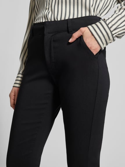 Vrouwenmodel draagt broek met achterzakken model 'DIXI' van B.Young, viscosemix met stretch, slim fit, detailopname bovenbeen.