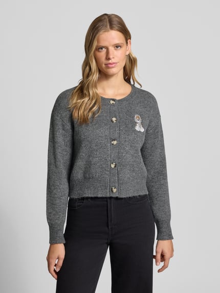 Frauenmodel trägt Relaxed Fit Strickjacke mit Stickerei Modell 'TEDDY' von ONLY in Grau mit Knöpfen, Damen Strickjacke, Ganzkörperansicht von vorne.