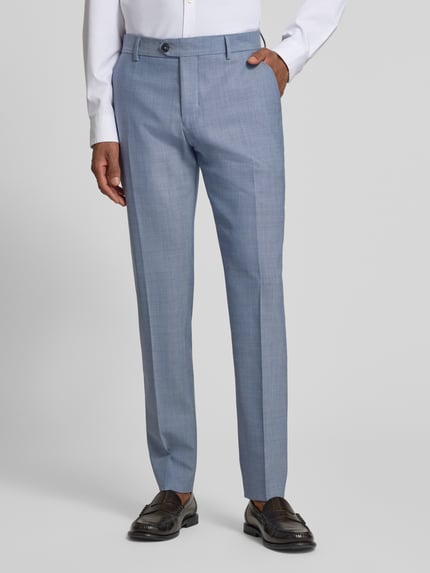 Männermodel trägt Slim Fit Anzughose aus Woll-Mix Modell 'THEO' von SELECTED HOMME in Melange-Optik mit Bügelfalten, Nahaufnahme Unterkörper.
