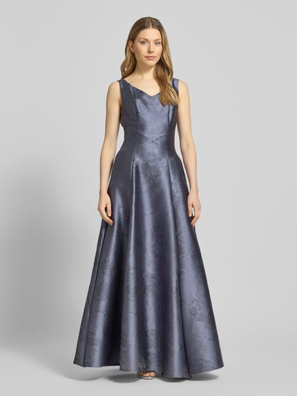 Frauenmodel trägt Regular Fit Abendkleid mit Florales-Allover-Muster von Swing in A-Linie und taillierter Passform, ärmelloses Design, V-Ausschnitt, Reißverschluss, glänzende Textur in Grau, Ganzkörperansicht von vorne. Rückenlänge 134 cm, Brustweite 45 cm bei Größe 36.