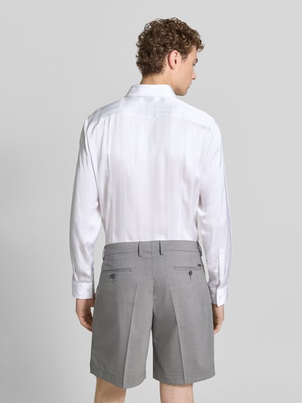 Männermodel trägt weißes Slim-Fit Businesshemd aus reiner Viskose Modell 'KENNO' von HUGO, dezente Streifen, Ganzkörperansicht Rückansicht. Herren Businesshemd von HUGO.