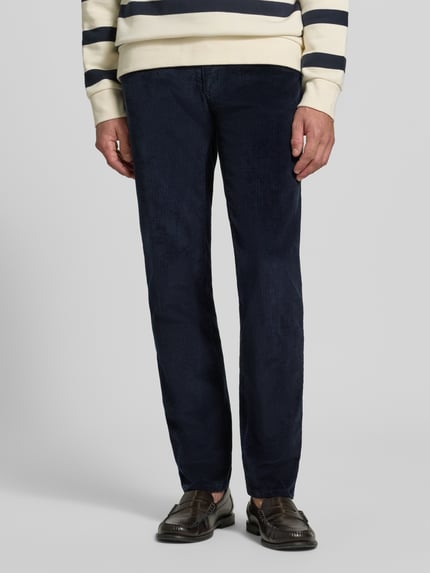 Männermodel trägt dunkelblaue Straight Fit Cordhose aus Baumwoll-Mix Modell 'Mythos Flex Cord' von Brax, Herren Cordhose, Nahaufnahme Oberkörper