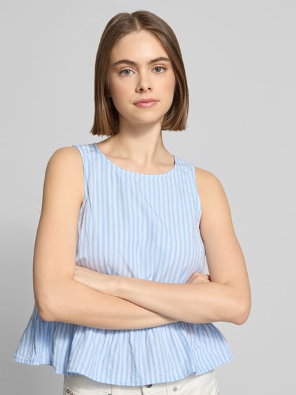 Frauenmodel trägt Popeline Top mit rückseitigem Schlüsselloch-Ausschnitt von REVIEW, hellblau-weiß gestreift, Reine Baumwolle, Gerader-Schnitt, Rundhalsausschnitt, Schößchendetail, Ganzkörperansicht von vorne.