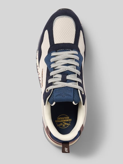 Produktfoto, Sneaker mit Logo-Detail Modell 'Napoli' von Aeronautica Militare, abgerundete Passform, weiß-blau, strukturierte Oberfläche, Damen Sneaker, leicht profilierte Sohle, Absatzhöhe 3 cm, Schafthöhe 9 cm, Schaftweite 10 cm