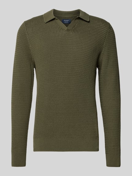 Produktfoto, Strickpullover mit gerippten Abschlüssen von MCNEAL in Oliv, reine Baumwolle, Regular-Fit, Resort-Kragen, V-Ausschnitt