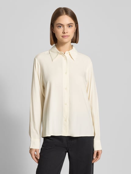 Vrouwenmodel draagt Regular Fit Hemdbluse aus reiner Viskose van Marc O'Polo Denim, effen, lange mouwen, vooraanzicht heuphoogte.