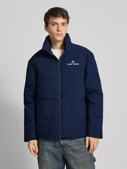 Männermodel draagt Steppjacke met Stehkragen Modell 'NILO' van SERGIO TACCHINI, blauw, regular fit, rits, vooraanzicht, bovenlichaam.