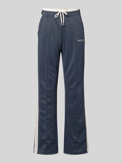 Produktfoto, Trackpants mit Spitzenbesatz Modell 'TIHANY LACE' von Pegador, Material-Mix mit Baumwoll-Anteil, Regular-Fit, dunkelblau mit weißem Spitzenbesatz, elastischer Bund, Label-Stitching, Innenbeinlänge 77 cm.